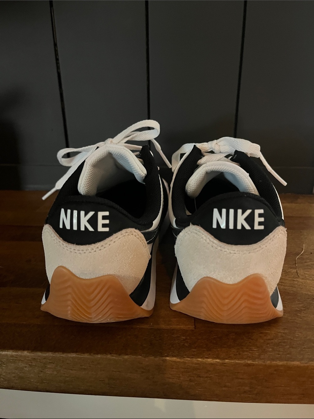 Women’s Nike Pacific Sneaker size 8.5 nearly new - Picture 2 of 4